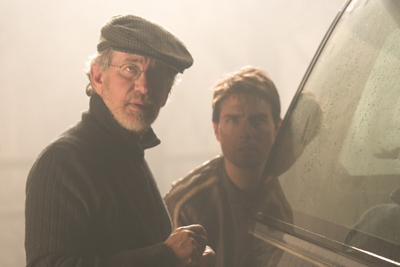 Steven Spielberg and Tom Cruise in The War Of The Worlds