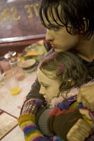 Justin Chatwin and Dakota Fanning in The War Of The Worlds