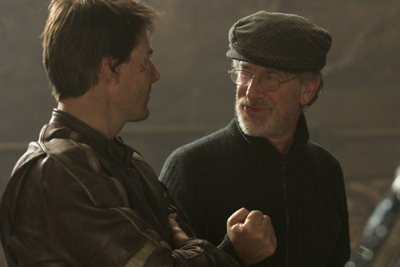 Tom Cruise and Steven Spielberg in The War Of The Worlds