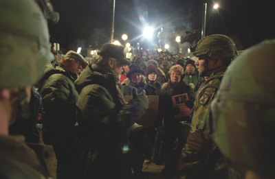 Steven Spielberg directs crowd scene in The War Of The Worlds