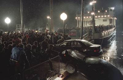 Refugees board ferry in The War Of The Worlds