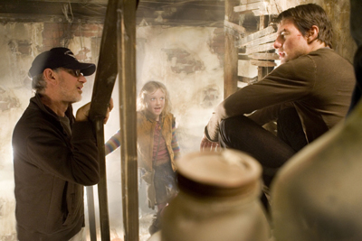 Tom Cruise and Steven Spielberg discuss a scene in The War Of The Worlds